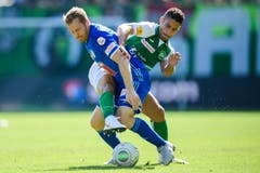 Luzerns Christian Schwegler im Zweikampf gegen St. Gallen's Nassim Ben Khalifa. (Bild: Keystone/Gian Ehrenzeller)