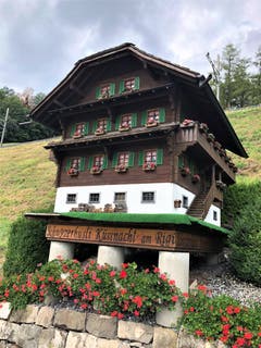 Ohne Fotografie ist der Moment verloren, als ob es ihn nie gegeben hätte ! Diesem "mit Liebe gestalteten Mini-Schwyzerhüsli" begegnet man in Küssnacht am Rigi. (Bild: Margrith Imhof-Röthlin, 24. August 2018)