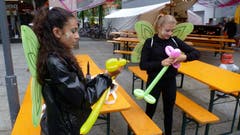 Diese «Schmetterling»-Mädchen stellen Ballonfiguren her.