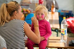 ...oder beim Kinderschminken.