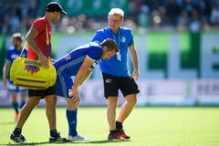 Luzerns Christian Schwegler verlässt das Spielfeld, um sich pflegen zu lassen. (Bild: Keystone/Gian Ehrenzeller)