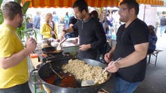 Beim Blauring & Jungwacht-Stand wird Ribel zubereitet.