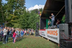 Sänger Andrew Bond animiert die kleinen Besucher am fünften Obwaldner Chinderopenair zum Mitmachen. (Bilder: Izedin Arnautovic (Sarnen, 26. August 2018))