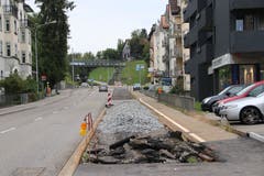 Das Zentrum des Riethüsli-Quartiers mit dem derzeit brach liegenden Bahntrassee. (Bild: Reto Voneschen)