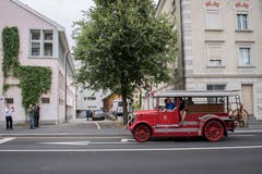 Nach rund 15-minütiger Fahrt von Winkeln her trifft die rote «Helene» beim neuen Feuerwehrmuseum an der Burgstrasse 61 ein. (Bild: Urs Bucher)