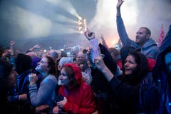 Im Ausnahmezustand: Die Fans lassen sich von den Toten Hosen mitreissen. (Bild: Corinne Glanzmann)