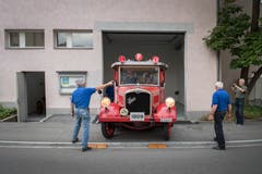 Der Randstein ist mit Hilfe von speziell dafür angefertigten Keilen überwunden. (Bild: Urs Bucher)