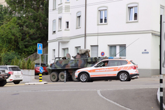 Das Panzerfahrzeug fuhr zu nahe am stehenden Stadtbus vorbei. (Bild: Raphael Rohner)