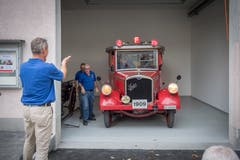 Sauber getroffen: «Helene» steht - neben einer alten Handspritze - in ihrer neuen Garage im ehemaligen Gantamt neben der Kreuzung Burg- und Vonwilstrasse. (Bild: Urs Bucher)
