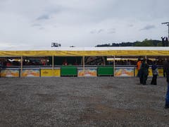 Im Moment halten sich die Wartezeiten noch in Grenzen: Verpflegungsstände auf dem Konzertgelände. (Bild: Michael Graber)
