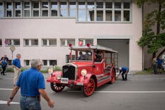 Und jetzt retour einparkieren: Das Rückwärtsmanövrieren mit der alten Motorspritze will gelernt sein. (Bild: Urs Bucher)