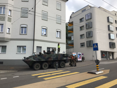 Der beschädigte Bus wurde bereits ins Depot gefahren, nur das Militärfahrzeug steht noch auf der Unfallstelle. (Bild: Raphael Rohner)
