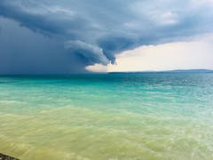 Gewitterstimmung am Bodensee in Romanshorn. (Bild: Brigitte Senn)