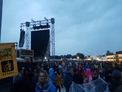Die Konzertbesucher sind bereit – in wenigen Minuten legen die Toten Hosen los. (Bild: Michael Graber)