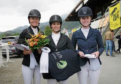 Marina Dutler (Mitte) erritt einen Sieg, Ladina Kleinstein (rechts) den 3. Rang.