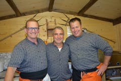 Dani Kuhn, Rolf Oehninger und Tom Elmiger. Viel Zeit für das Foto bleibt nicht. Die Betreiber der Essenstände waren im Dauerstress.