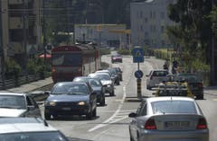 Die Teufener Strasse gehört zu den am stärksten befahrenen Hauptstrassen der Stadt St.Gallen. Die Trennwirkung von Eisenbahn und Blechlawine auf der Strasse wird vom Quartier seit Jahr und Tag beklagt und kritisiert. Unter anderem wurde auch schon ein Strassentunnel zur Umfahrung des Quartiers gefordert. (Bild: Ralph Ribi - 1. Juli 2005)