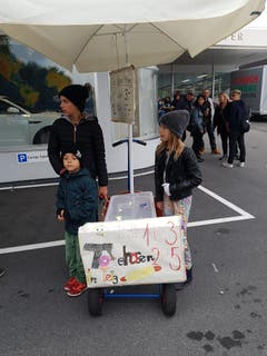 Hunger? Diese Kinder verkaufen Tote Hosen (Hot Dogs) vor dem Stadion. (Bild: Michael Graber)