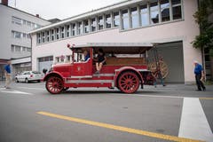 Mitglieder des Nostalgievereins der städtischen Feuerwehr umschwirren die alte Motorspritze. (Bild: Urs Bucher)