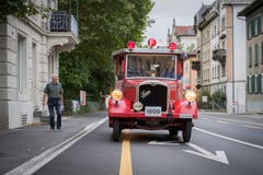 Das Frontprofil der roten «Helene». Die alte Saurer-Motorspritze erreicht eine Höchstgeschwindigkeit von etwa 30 Stundenkilometer. Das sechs Tonnen schwere Gefährt wurde 1909 gebaut. (Bild: Urs Bucher)