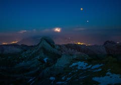 Bei Vollmond auf dem Säntis: über dem Rheintal blitzen Wolken in Wetterleuchten auf. (Bild: Wolfgang Reisser)