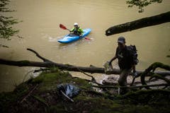 Im Kajak unterwegs waren zwei der zwölf Helfer. (Bild: Benjamin Manser)