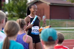 Im Rahmen der Aktion «Jugend trainiert mit Weltklasse» sind am Dienstag vier Stars nach Zug gekommen um mit den Kids zu trainieren. Die Schweizer Sprinterin Sarah Atcho hatte sichtlich Spass mit den Zuger Kids. (Bild: Maria Schmid (Zug, 28. August 2018 ))