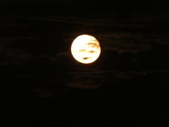 Soll noch irgendjemand behaupten der Mond hat kein Gesicht! (Bild: Hans Ineichen, 27. August 2018)