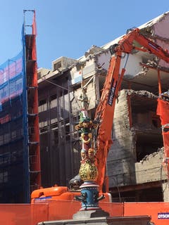 Am Kapellplatz wird das ehemalige C&A-Warenhaus abgerissen. (Bilder: Marc Benedetti)