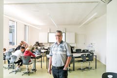 Schulleiter Thomas Küttel in einem neuen Klassenzimmer. (Bild: Roger Grütter, 27. August 2018)