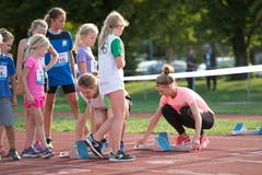 Die Schweizer Sprinterin Ajla Del Ponte (rechts) half beim Setzen der Startblöcke. (Bild: Maria Schmid (Zug, 28. August 2018 ))