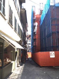 Die Hans-Holbein-Gasse ist weiterhin begehbar.
