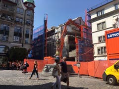Die Gebäude in der Umgebung werden durch eine Schutzwand abgeschirmt.