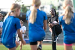 Aufwärmen und stretchen mit Weltstar Hellen Obiri. (Bild: Maria Schmid (Zug, 28. August 2018 ))