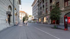 Die Gutenbergstrasse vom Neumarkt her zum Bahnhofplatz ist neu autofrei. Links im Bild der Eingang zum Bibliotheksprovisorium in der Hauptpost. (Bild: Beat Belser - 22. August 2018)
