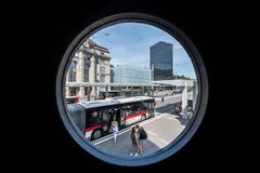 Blick von der Reformationsjubiläum-Buchskulptur an der Gutenbergstrasse über den neu gestalteten Bahnhofplatz zur neuen Ankunftshalle des St.Galler Hauptbahnhofs und zum Rathaus. (Bild: Hanspeter Schiess - 29. August 2018)