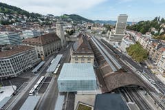 Blick Richtung Westen über die neue Ankunftshalle und das Bahnhofsgebäude. Rechts hinter dem Bahnhof das Hochhaus der Fachschule St.Gallen (FHS). (Bild: Hanspeter Schiess - 29. August 2018)