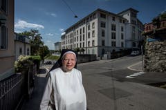 Schwester Klara Maria vor dem ehemaligen Hotel Bellevue in Luzern. (Bild: Pius Amrein (Luzern, 31. Juli 2018))