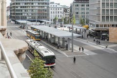 Der neue Bushof zwischen Rathaus/Bahnhofsgebäude und Kornhausplatz. (Bild: Hanspeter Schiess - 29. August 2018)