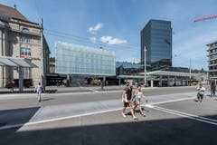 Ein Thema ist die Fussgängerlenkung über den neuen Bahnhofplatz. Die «Furt» von der neuen Ankunftshalle durch den Bushof zum Kornhausplatz wird nach Meinung von Kritikern noch zu wenig angenommen, deshalb seien hier «sanfte» Lenkungsmassnahmen am Platz. (Bild: Hanspeter Schiess - 29. August 2018)