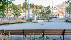 Der Brunnen und die erfreulich zahlreichen Sitzbänke im Bahnhofpärklein. (Bild: Beat Belser - 22. August 2018)
