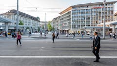 Blick von der Ankunftshalle des Hauptbahnhofs über die sogenannte «Fussgängerfurt» zum Kornhausplatz. (Bild: Beat Belser - 22. August 2018)