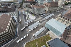 Der neu gestaltete Bahnhofplatz mit Bushof, Kornhausplatz und der gläsernen Ankunftshalle des Bahnhofs fotografiert vom Dach des Rathauses. (Bild: Hanspeter Schiess - 29. August 2018).