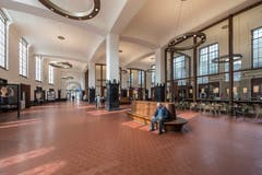Optisch gelungen ist die Renovation der alten SBB-Schalterhalle. Hier sind heute zwei Restaurants untergebracht. (Bild: Hanspeter Schiess - 29. August 2018)