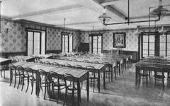 Blick in den mit Gaslampen beleuchteten Studiensaal.