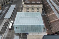 Die neue Ankunftshalle von aussen gesehen. Die binäre Uhr befindet sich auf der Stirnseite Richtung Bahnhofplatz. (Bild: Hanspeter Schiess - 29. August 2018)
