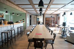 Der Schankraum mit der Bar (links) und dem Stammtisch aus Walchwiler Holz. (Bild: Maria Schmid ( Walchwil, 28. August 2018 ))