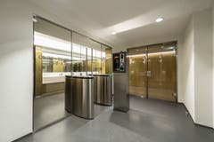Blick in die neue Toilettenanlage, die gegenüber den früheren WCs in Sachen Hygiene ein Riesenfortschritt ist. Der Besuch des stillen Örtchens kostet jetzt allerdings einen Franken. (Bild: Hanspeter Schiess - 29. August 2018)