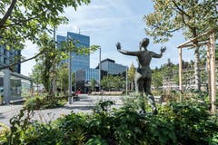 Blick vom Bahnhofspärkli zum Rathaus. Aus dem ehemaligen Pärklein wurde die Skulptur im Bild sowie der alte Brunnen in die neugestaltete Freifläche hinüber gerettet. (Bild: Hanspeter Schiess - 29. August 2018)