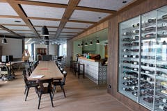 Im Weinschrank finden sich auch Walchwiler Tropfen aus eigener Herstellung. (Bild: Maria Schmid ( Walchwil, 28. August 2018 ))